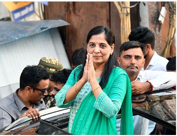 केजरीवाल की पत्नी सुनीता ने पहले चुनावी रोड शो में कहा, दिल्ली के मुख्यमंत्री को कोई तोड़ नहीं सकता